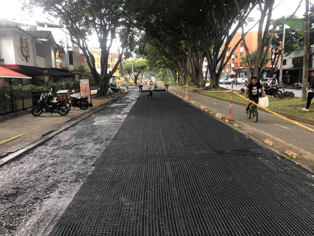Geomalla de refuerzo para pavimentos instalada antes de la colocación de una nueva carpeta asfáltica
