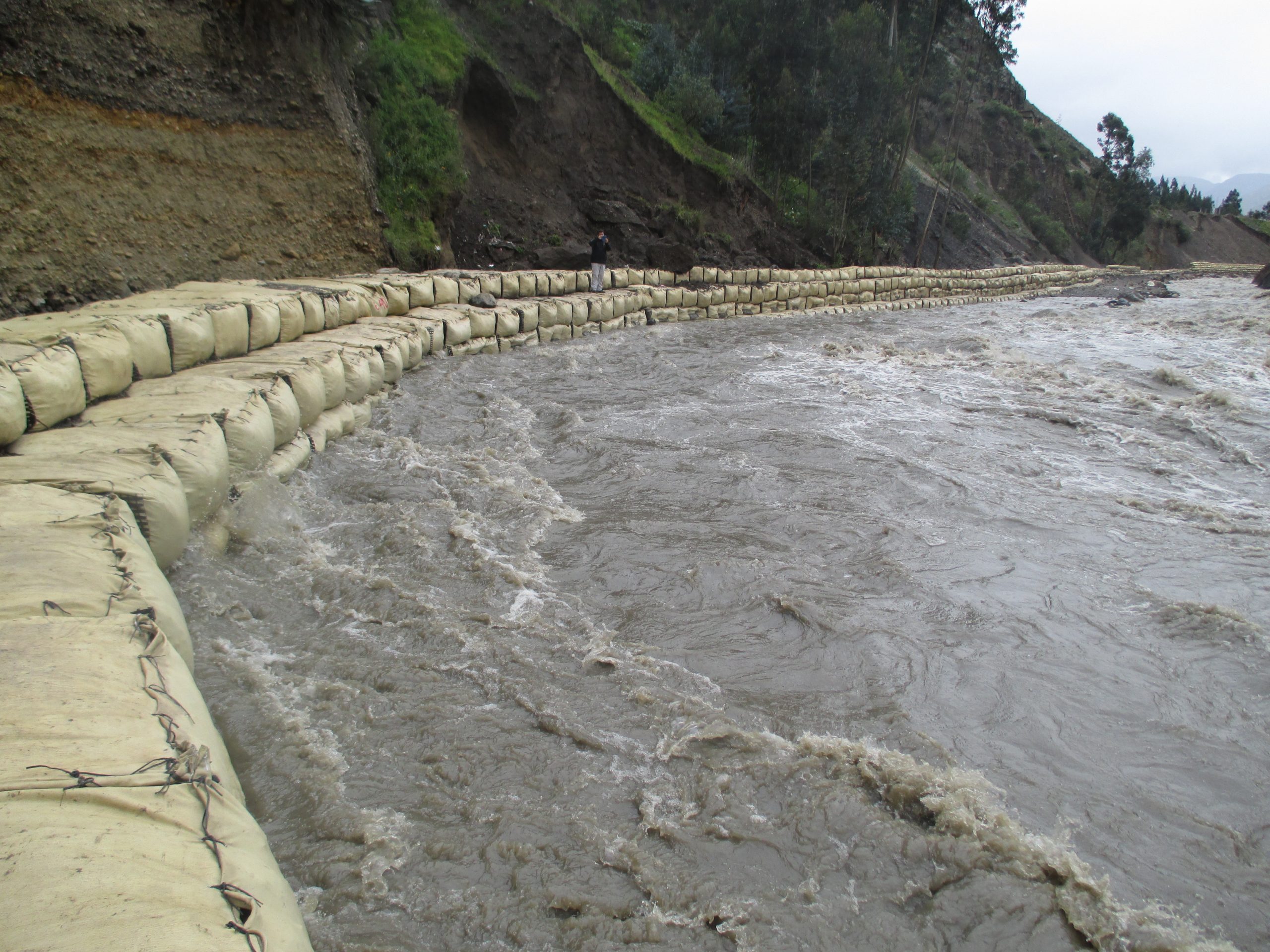 geocontenedores para disipación de energía y protección de ribera.
