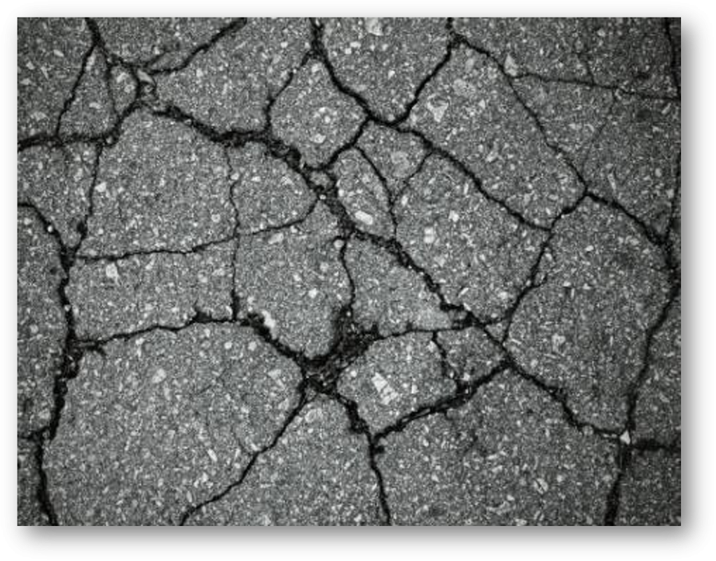 Patrón de grietas tipo piel de cocodrilo en pavimento flexible por fatiga estructural